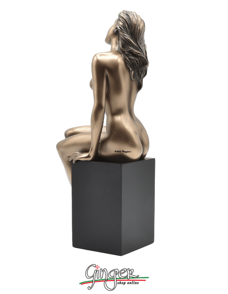 Nude of woman: relaxed girl