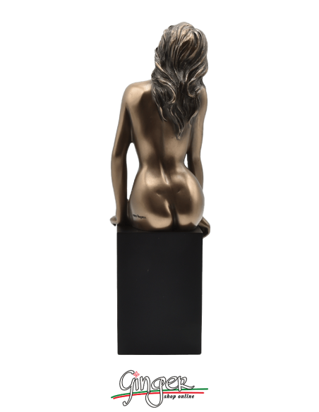 Nude of woman: relaxed girl