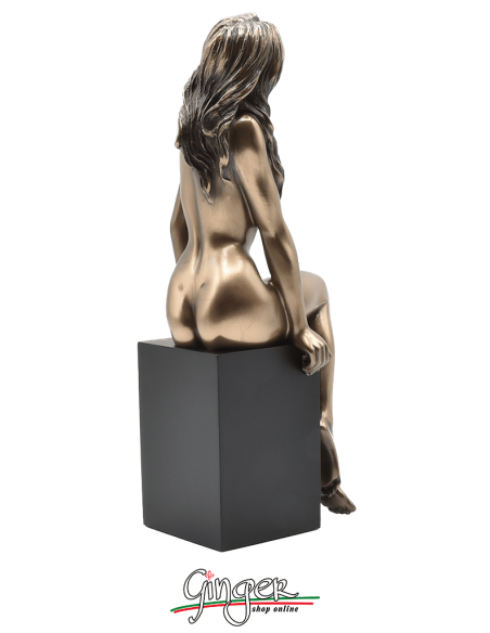Nude of woman: relaxed girl