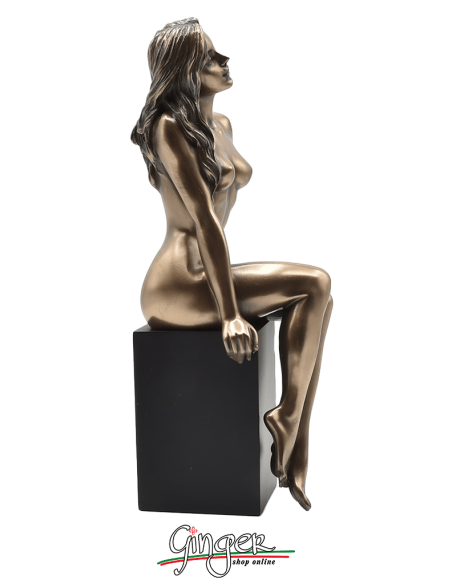 Nude of woman: relaxed girl